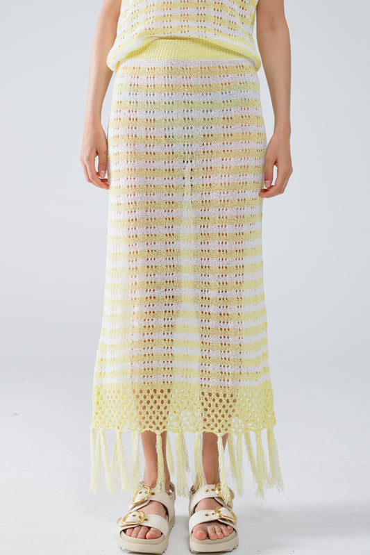 Jupe midi en crochet blanche à rayures jaunes et ourlet à franges