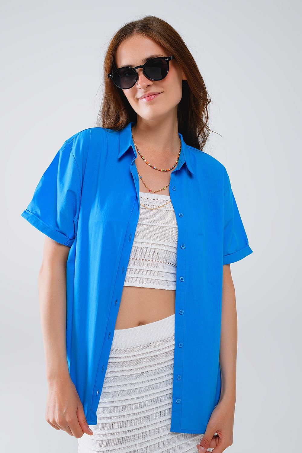 Chemise boutonnée décontractée à manches courtes en bleu