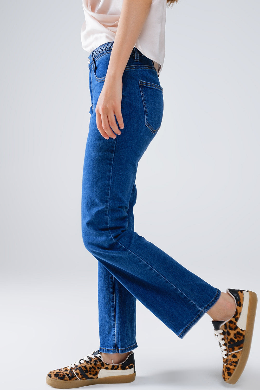Jean basique en denim bleu foncé avec tresse à la taille