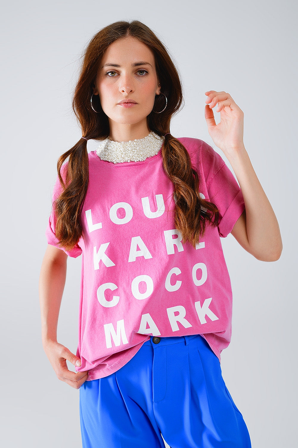 T-shirt fuchsia avec logos des noms célèbres sur le devant