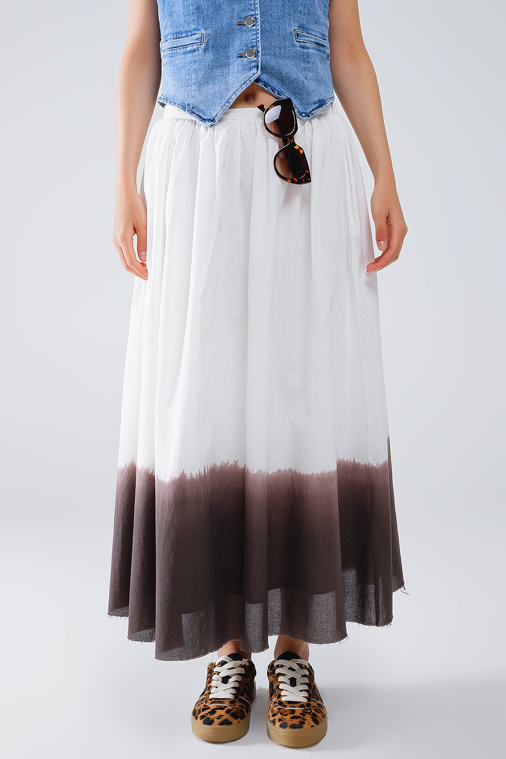 Jupe fluide à taille tombante blanche avec détails ombrés marron