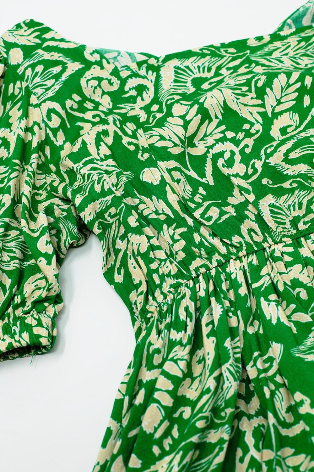 robe courte à imprimé floral avec dos froncé en vert