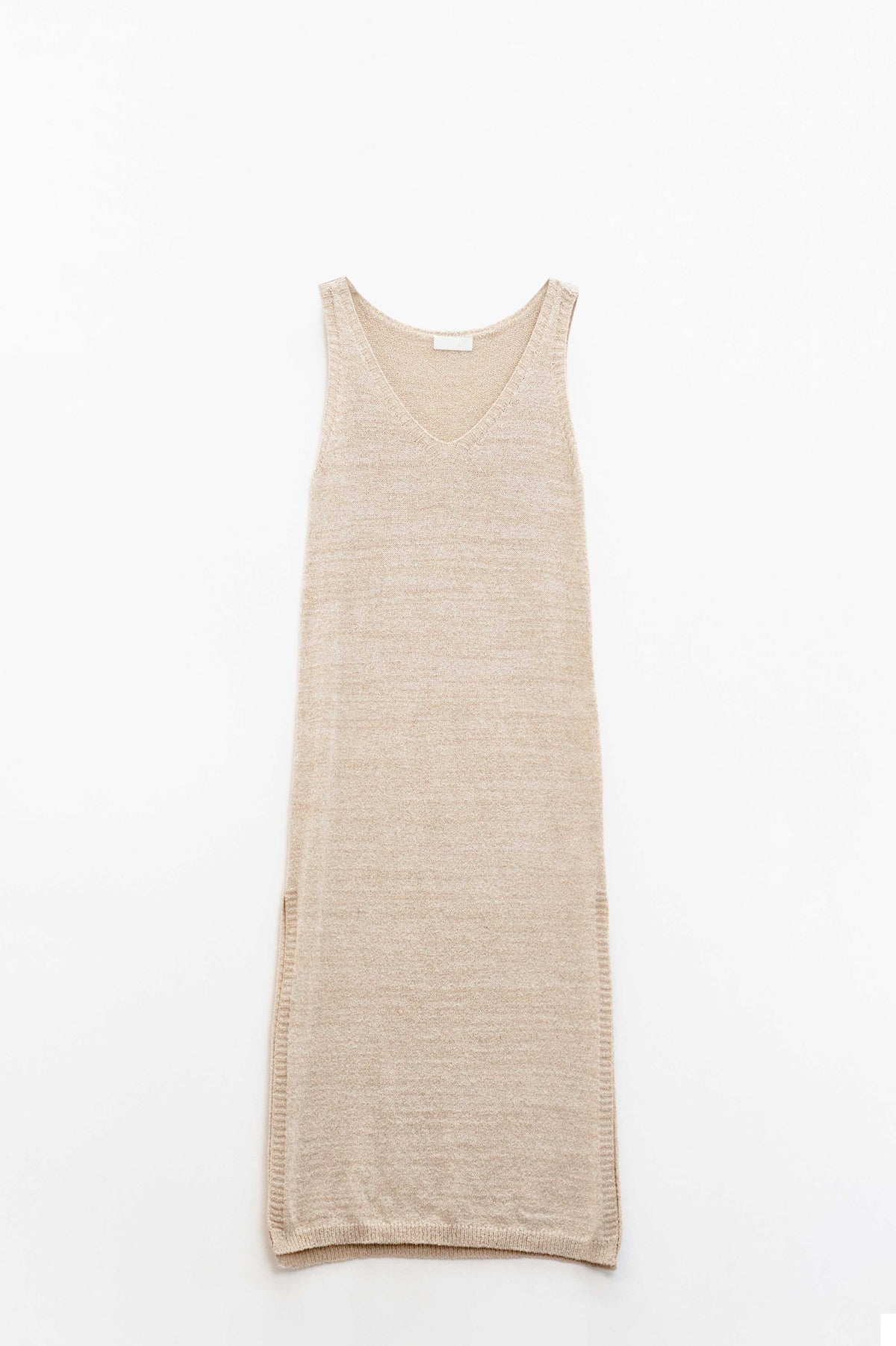 Robe longue sans manches beige avec fente sur le côté