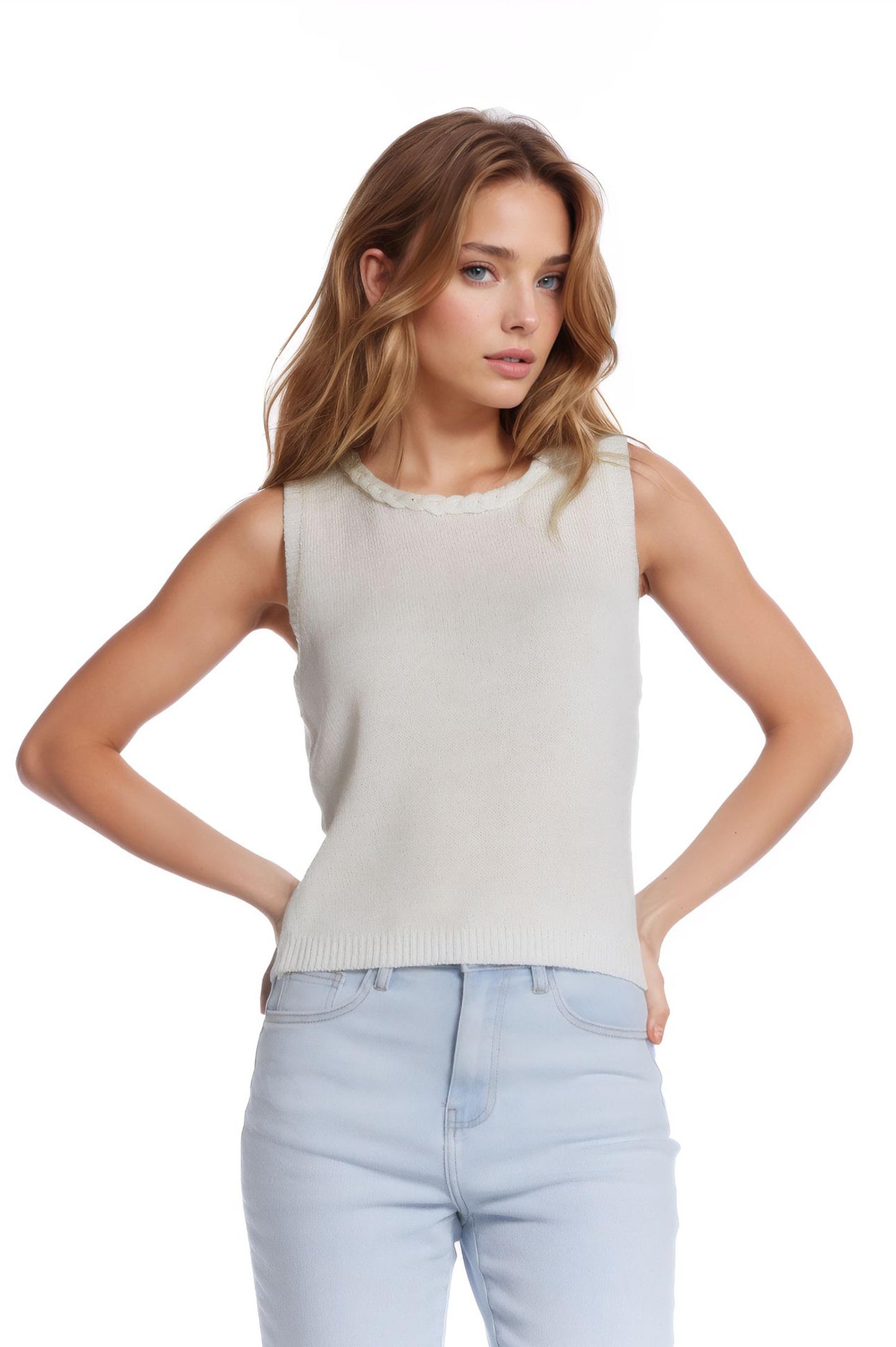 Pull blanc sans manches avec encolure ras du cou et détails de tresses à l'encolure