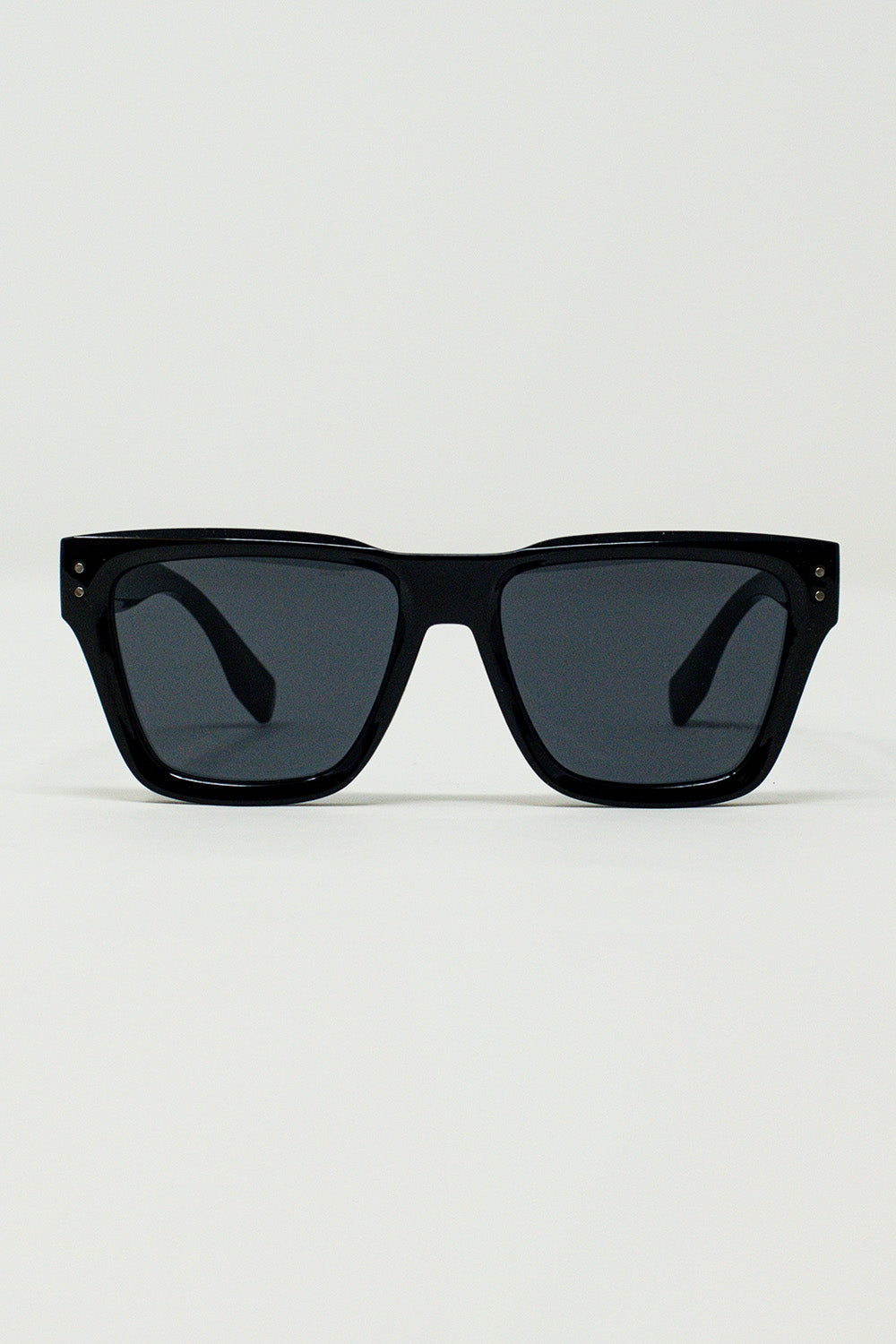 Lunettes de soleil noires à branches carrées