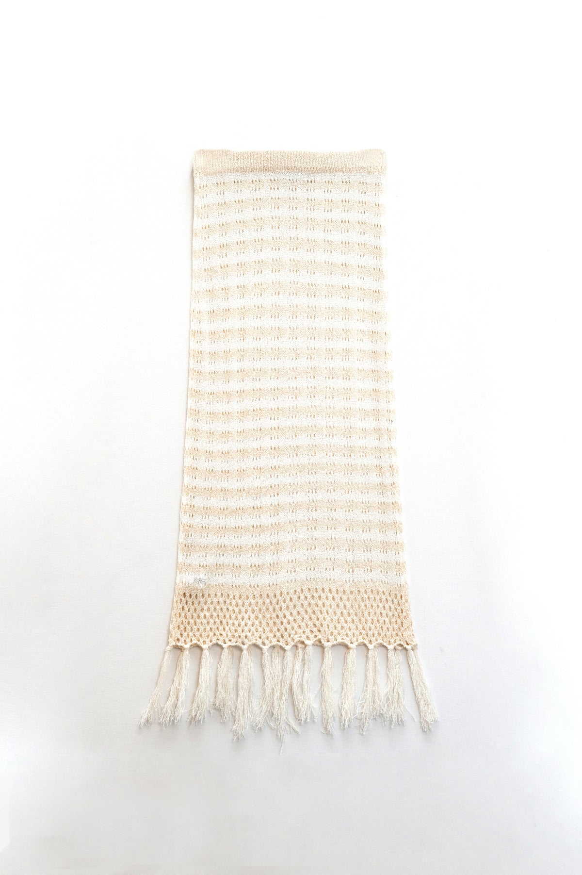 Jupe midi en crochet blanche à rayures beiges et ourlet à franges