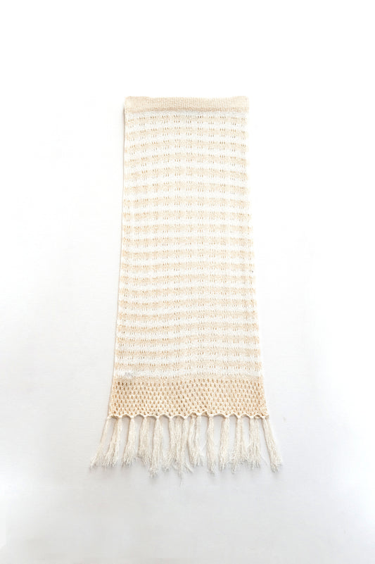 Jupe midi en crochet blanche à rayures beiges et ourlet à franges