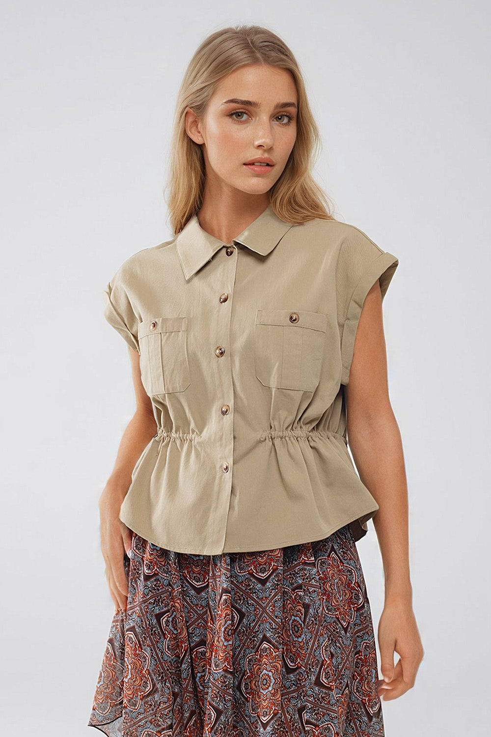 Chemise boutonnée kaki avec poches poitrine