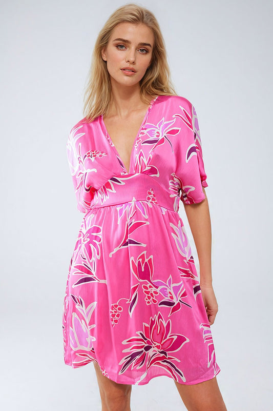 Robe courte rose à imprimé fleuri et décolleté en V