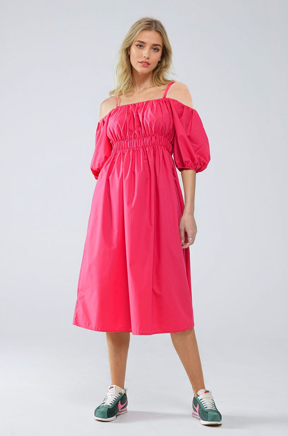 Robe fuchsia midi à manches courtes et bretelles
