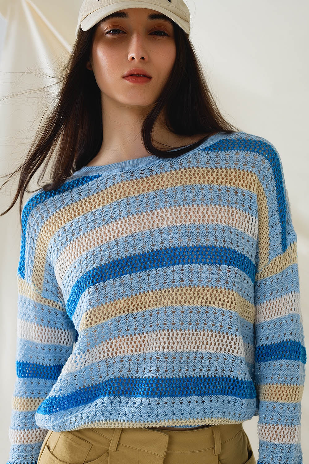 Pull bleu multicolore à manches longues et col bateau