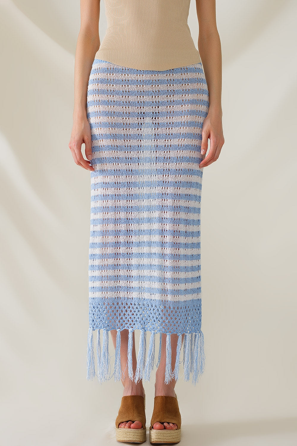 Jupe midi en crochet blanche à rayures bleues et ourlet à franges