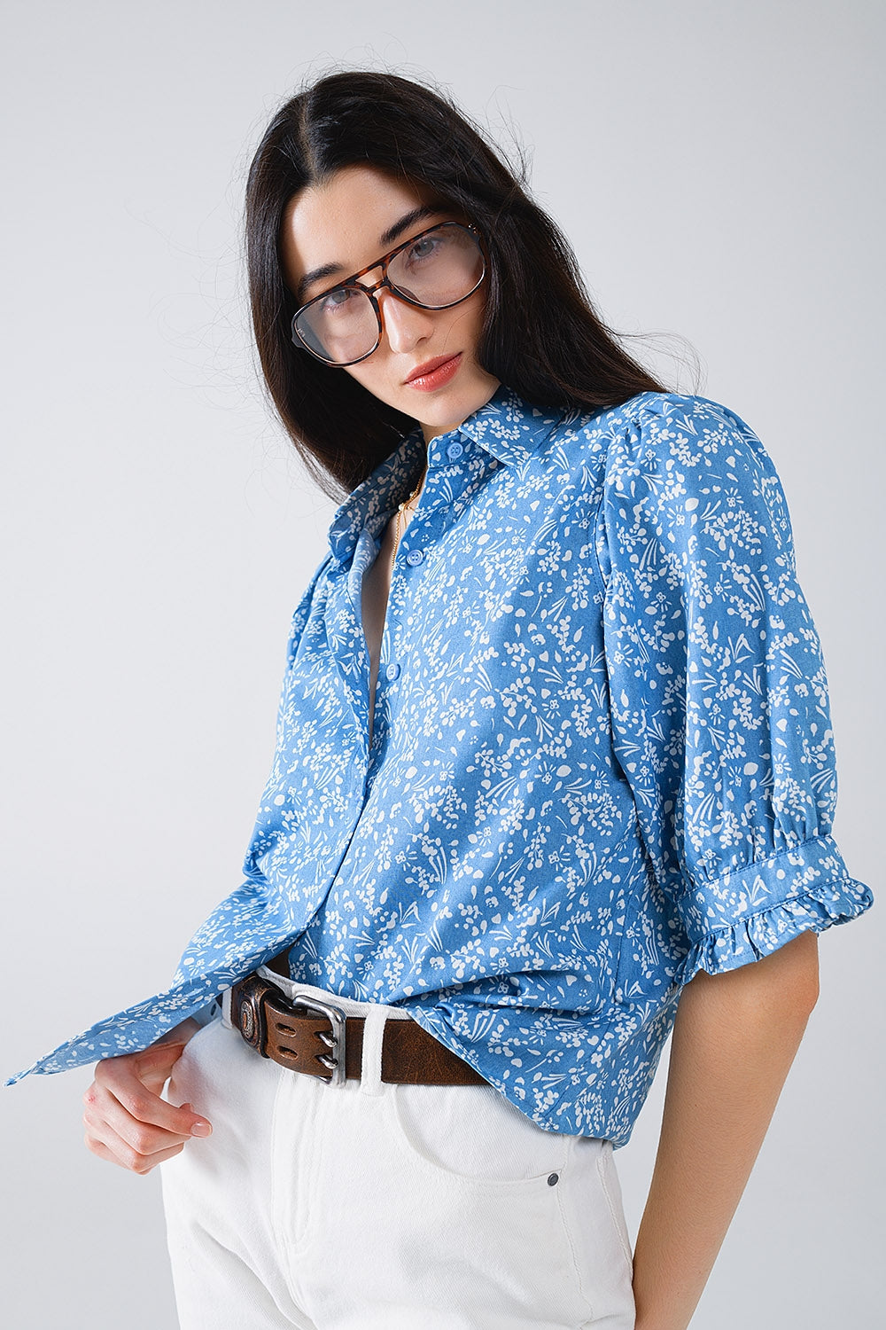 Chemisier bleu à motifs floraux et manches courtes
