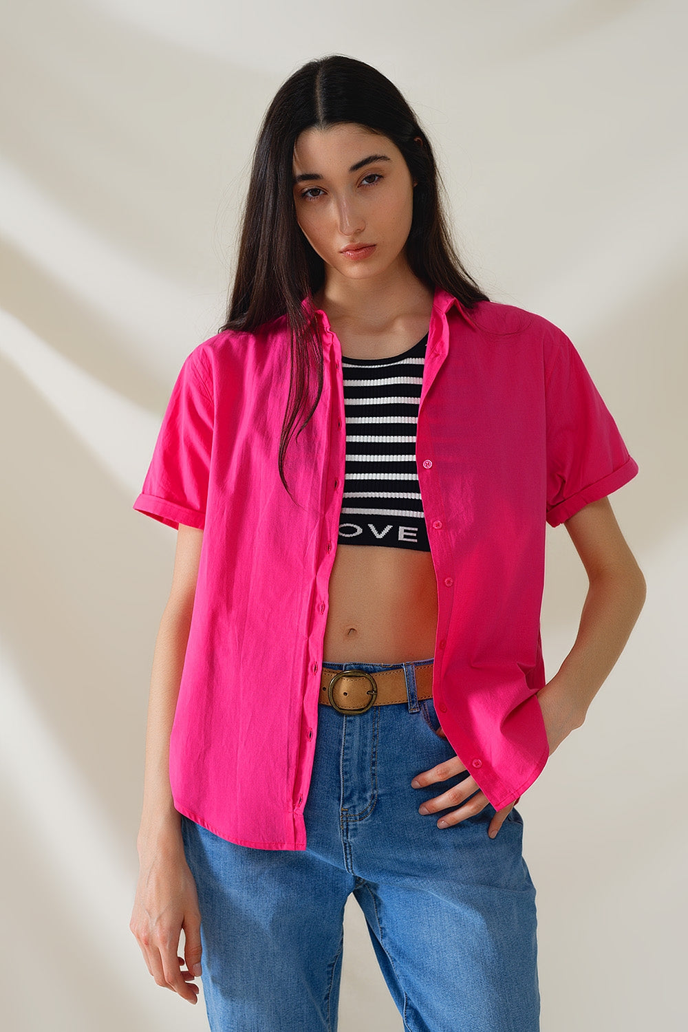 Chemise boutonnée décontractée à manches courtes en fuchsia