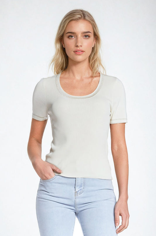 Pull à manches courtes en beige avec couture argentée au col rond