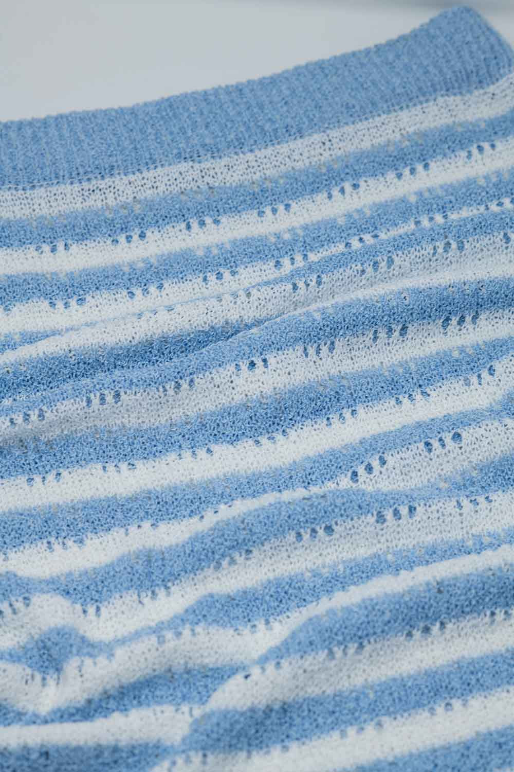 Jupe midi en crochet blanche à rayures bleues et ourlet à franges