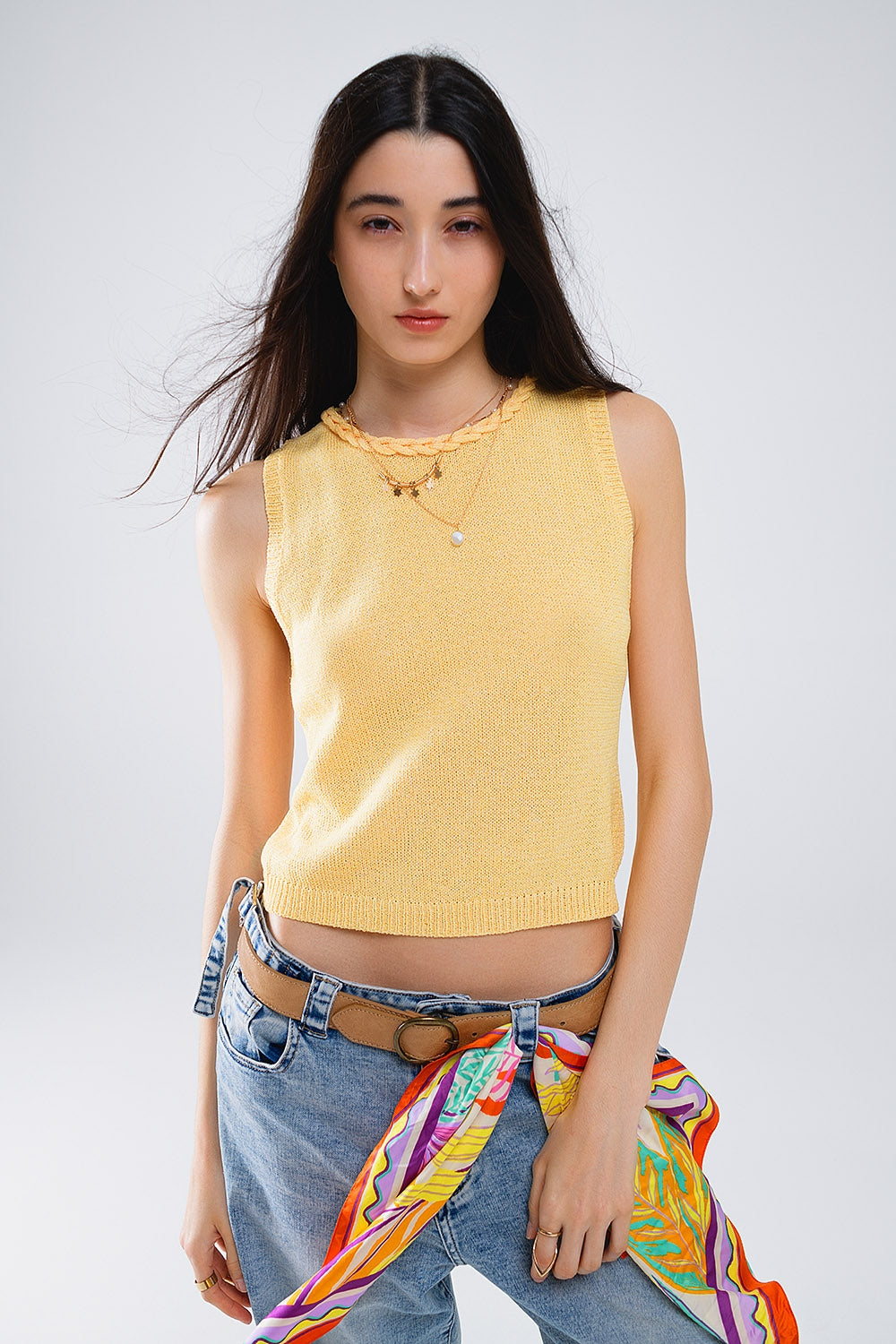 Pull jaune sans manches avec encolure ras du cou et détails de tresses à l'encolure