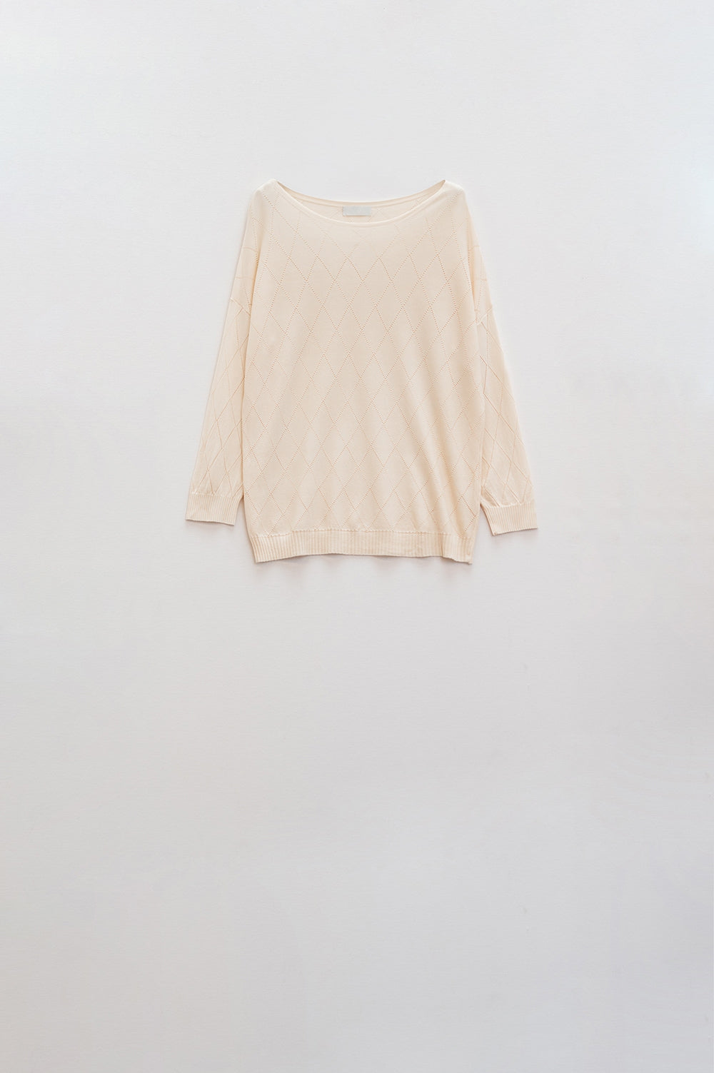 Pull beige en motif argyle avec encolure bateau