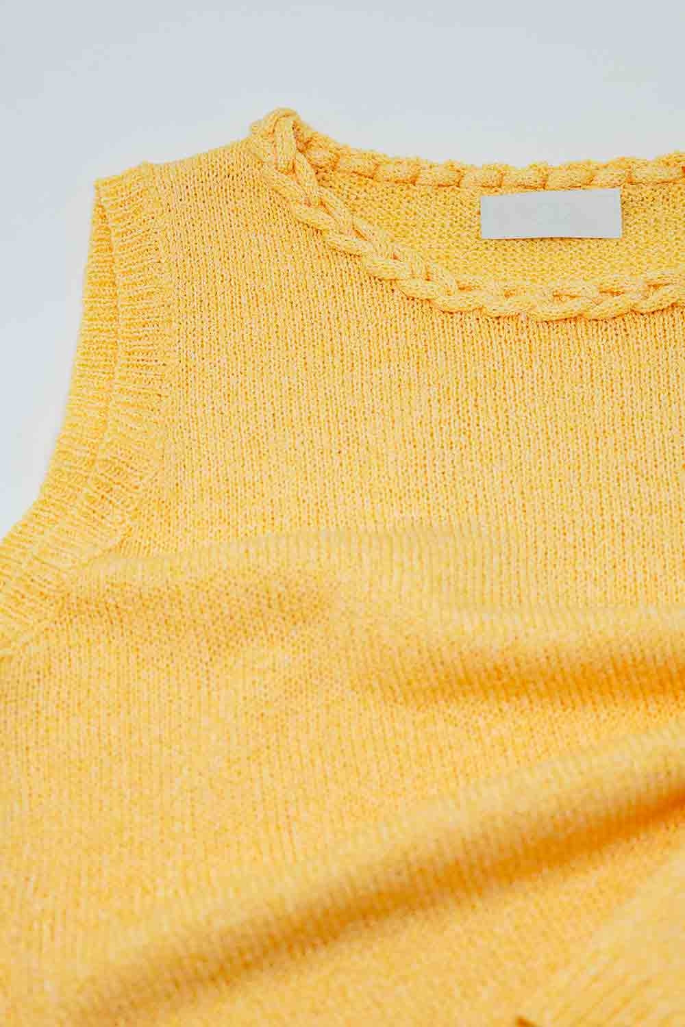 Pull jaune sans manches avec encolure ras du cou et détails de tresses à l'encolure