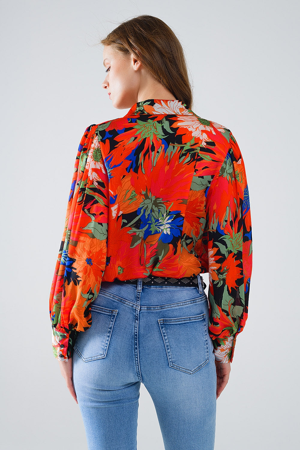Chemise mousseline de soie à manches ballons florales en noir
