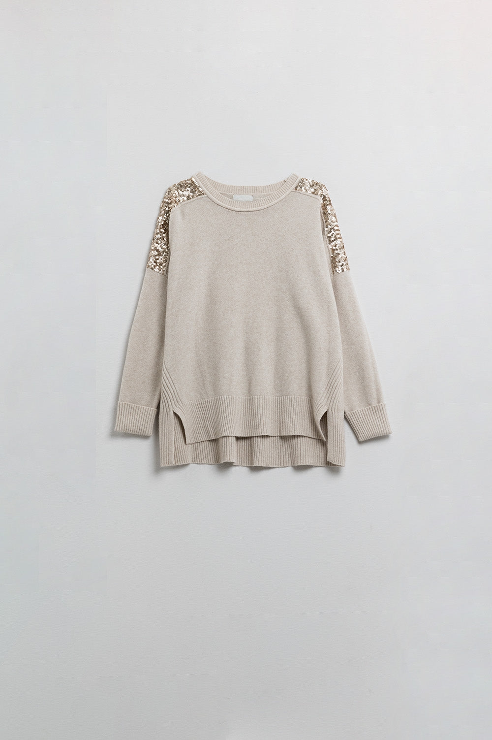Pull beige à manches longues avec paillettes sur les épaules