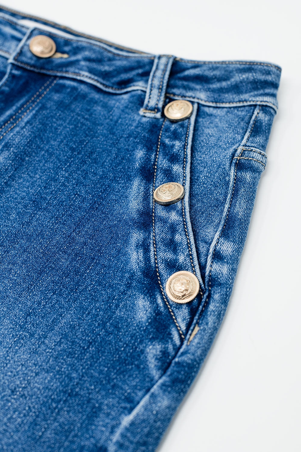 Jupe midi en denim extensible avec boutons dorés