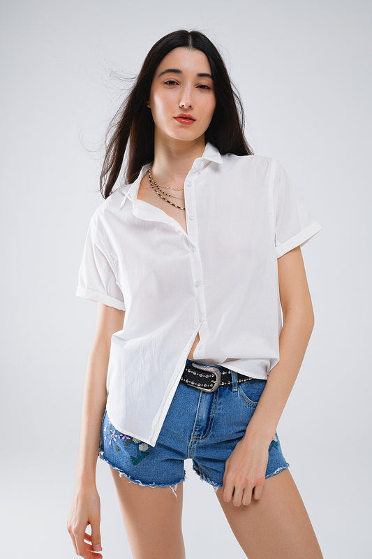 Chemise boutonnée décontractée à manches courtes en blanc