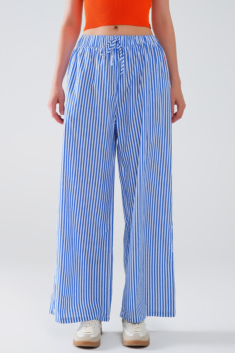Pantalon rayé bleu avec taille élastique et poches
