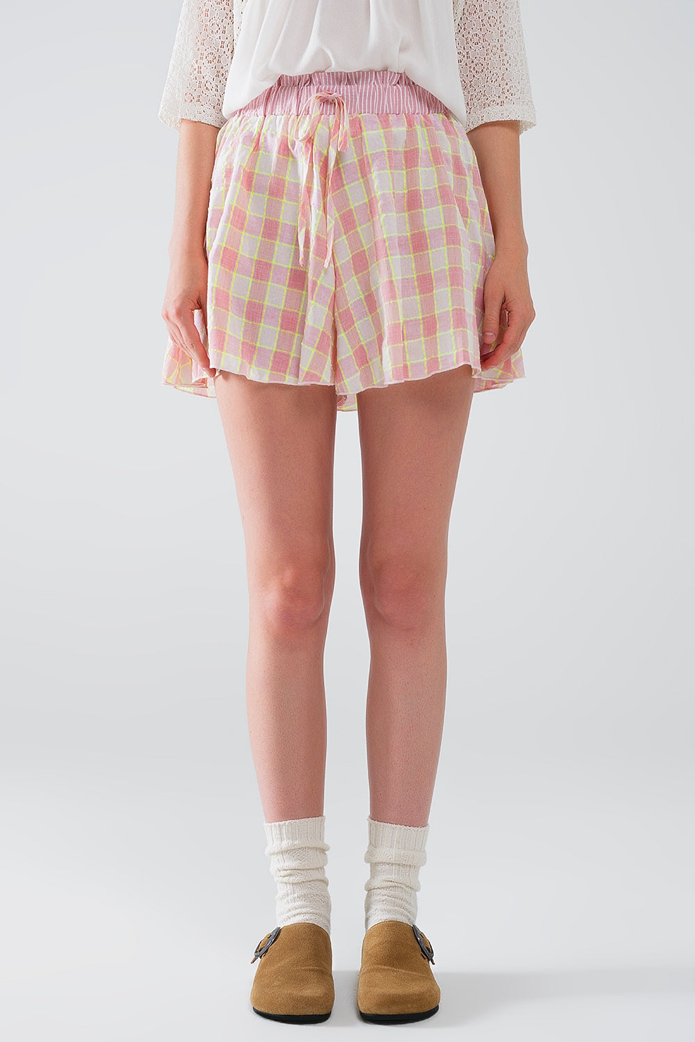 Short imprimé à carreaux rose avec taille ajustée