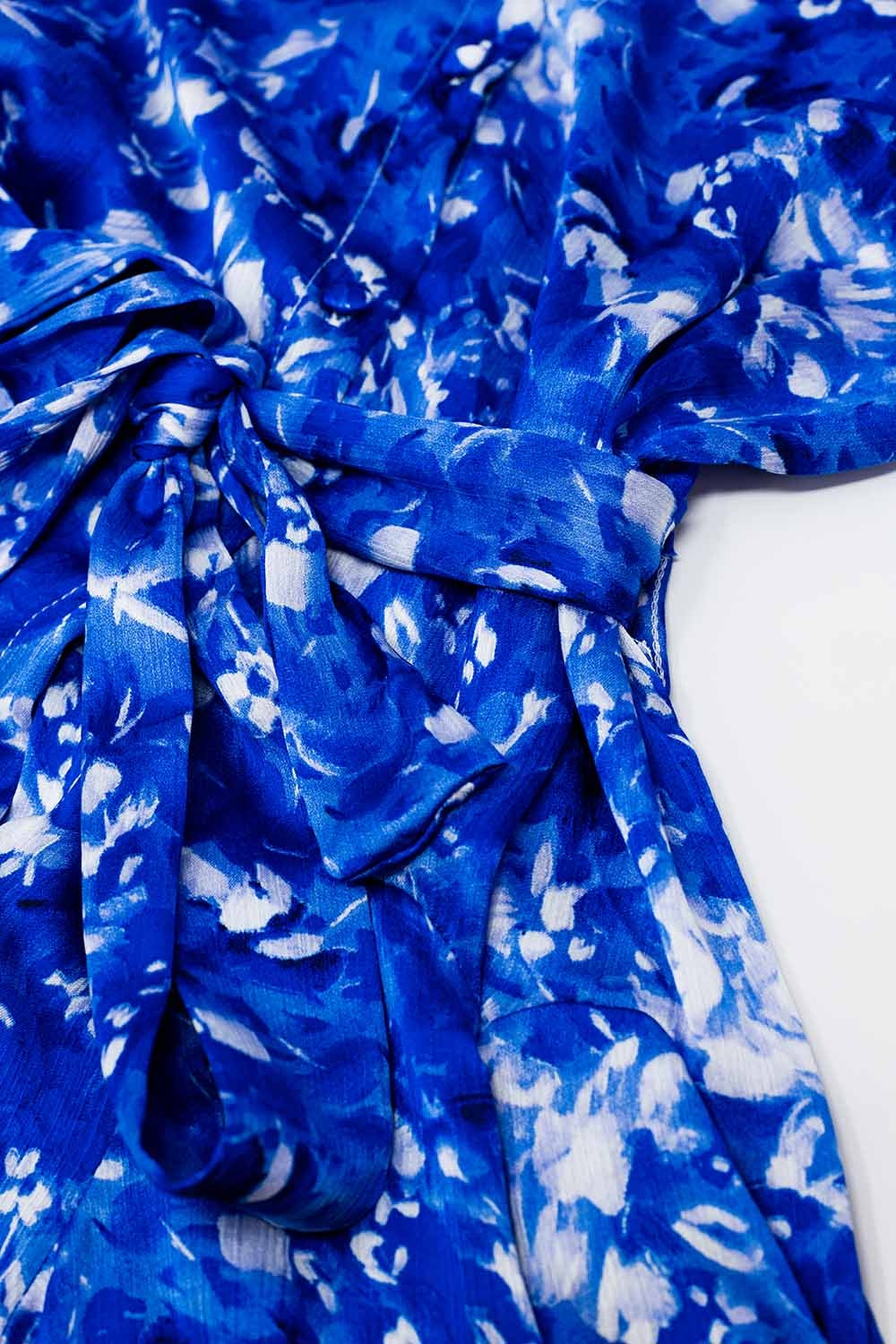 Robe chemise courte fluide à manches d'ange en imprimé abstrait bleu
