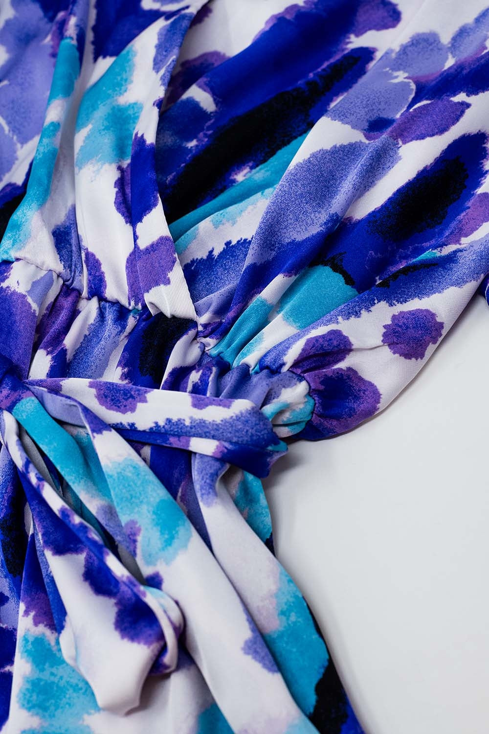 Robe courte enveloppante en bleu et violet Tie-dye