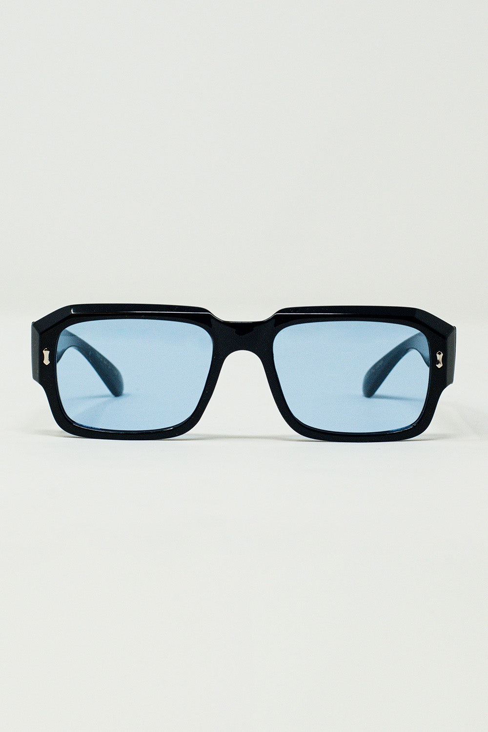 Lunettes de soleil rectangulaires avec monture noire et verres bleus
