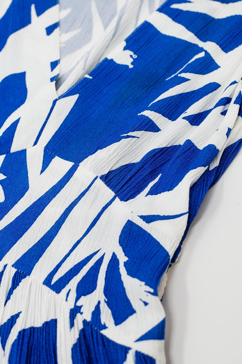 Robe longue à encolure en V et fendue imprimé tropical en bleu