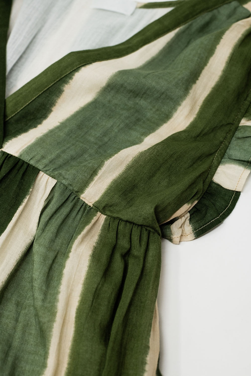 Robe longue à col en V et jupe à volants en vert rayé