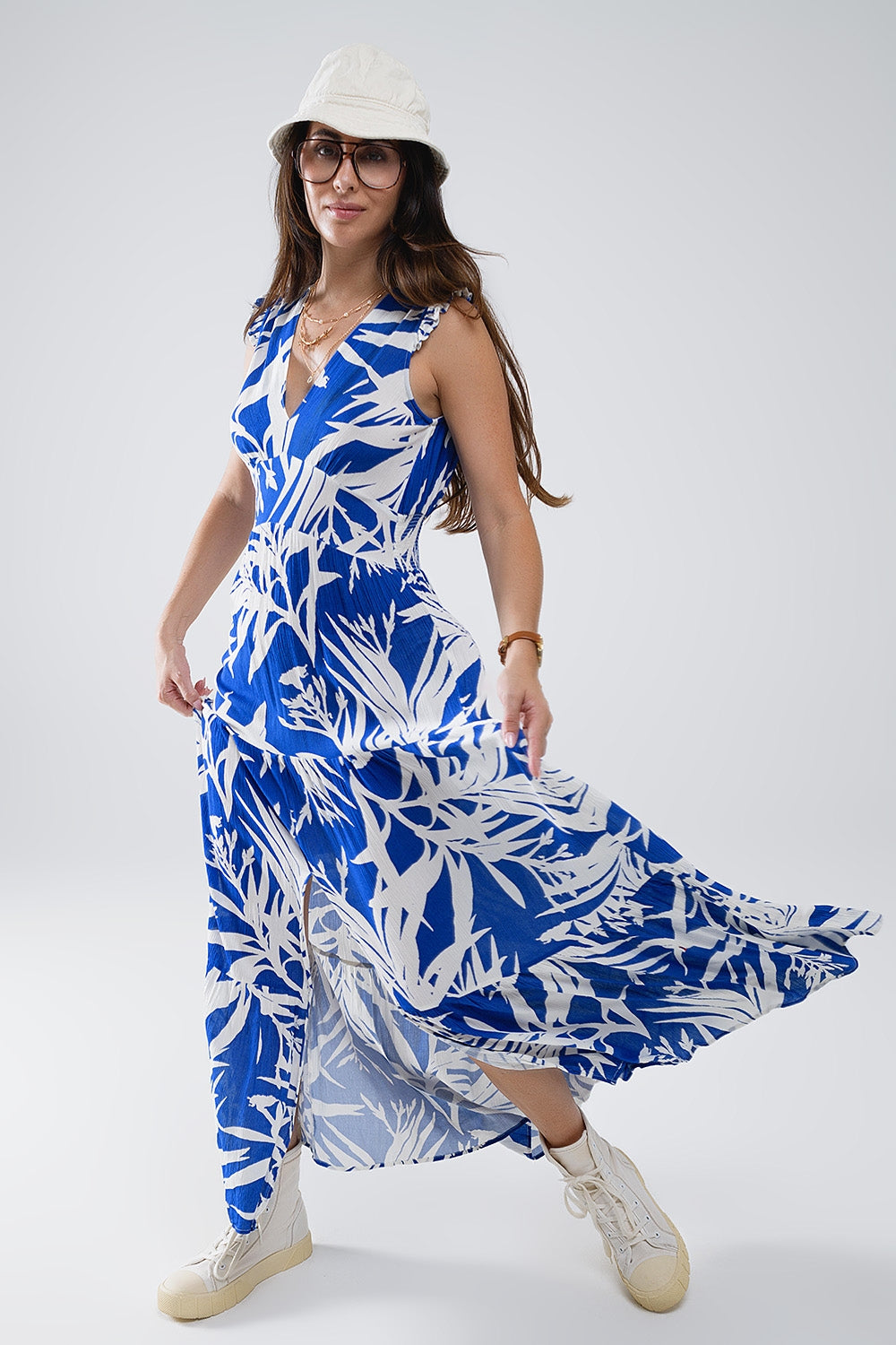 Robe longue à encolure en V et fendue imprimé tropical en bleu