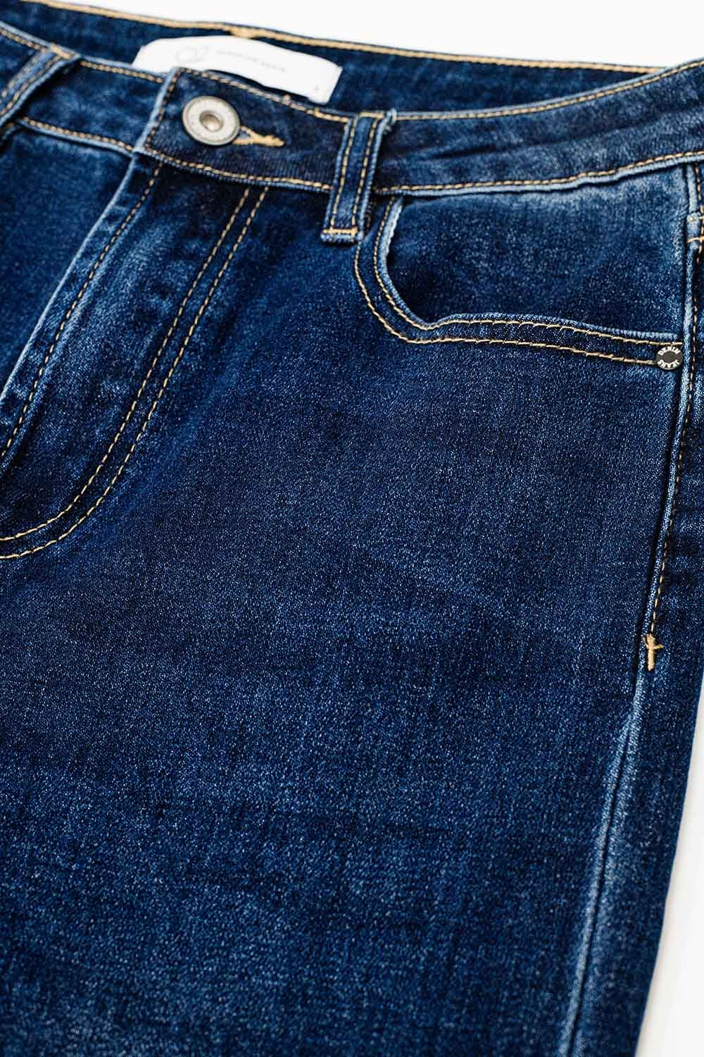 Jean droit en denim bleu foncé avec ourlet plié