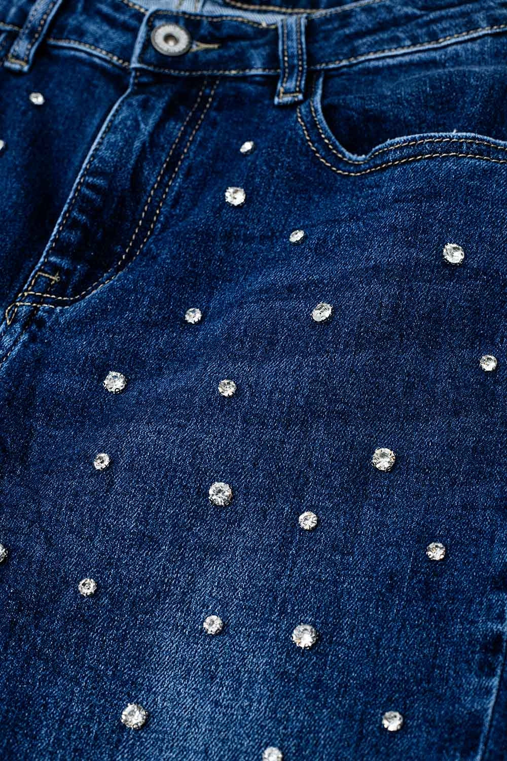Jean droit bleu avec strass sur le devant et extrémités effilochées