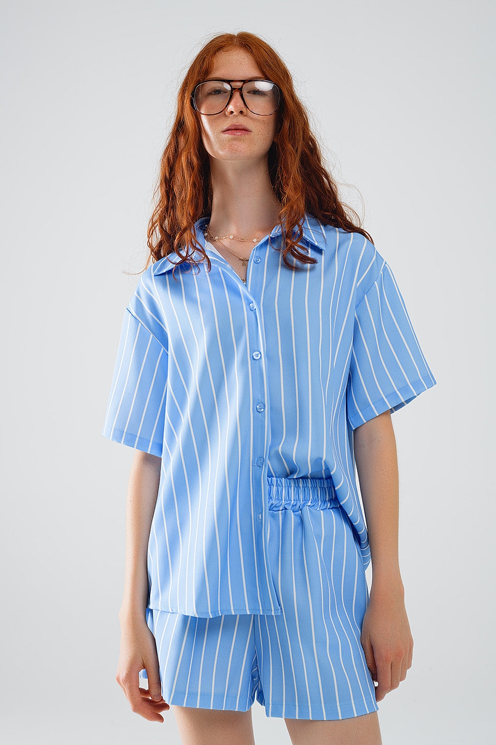 Chemise à manches courtes rayée bleue