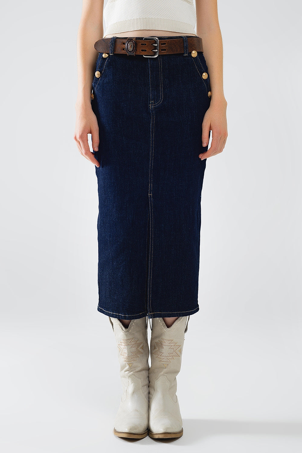 Jupe en denim avec fente sur le devant et boutons dorés sur les côtés