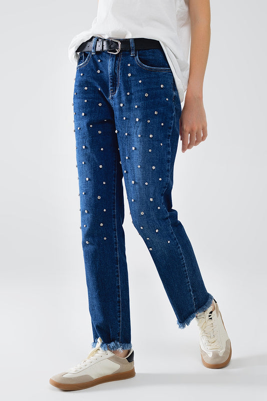 Jean droit bleu avec strass sur le devant et extrémités effilochées