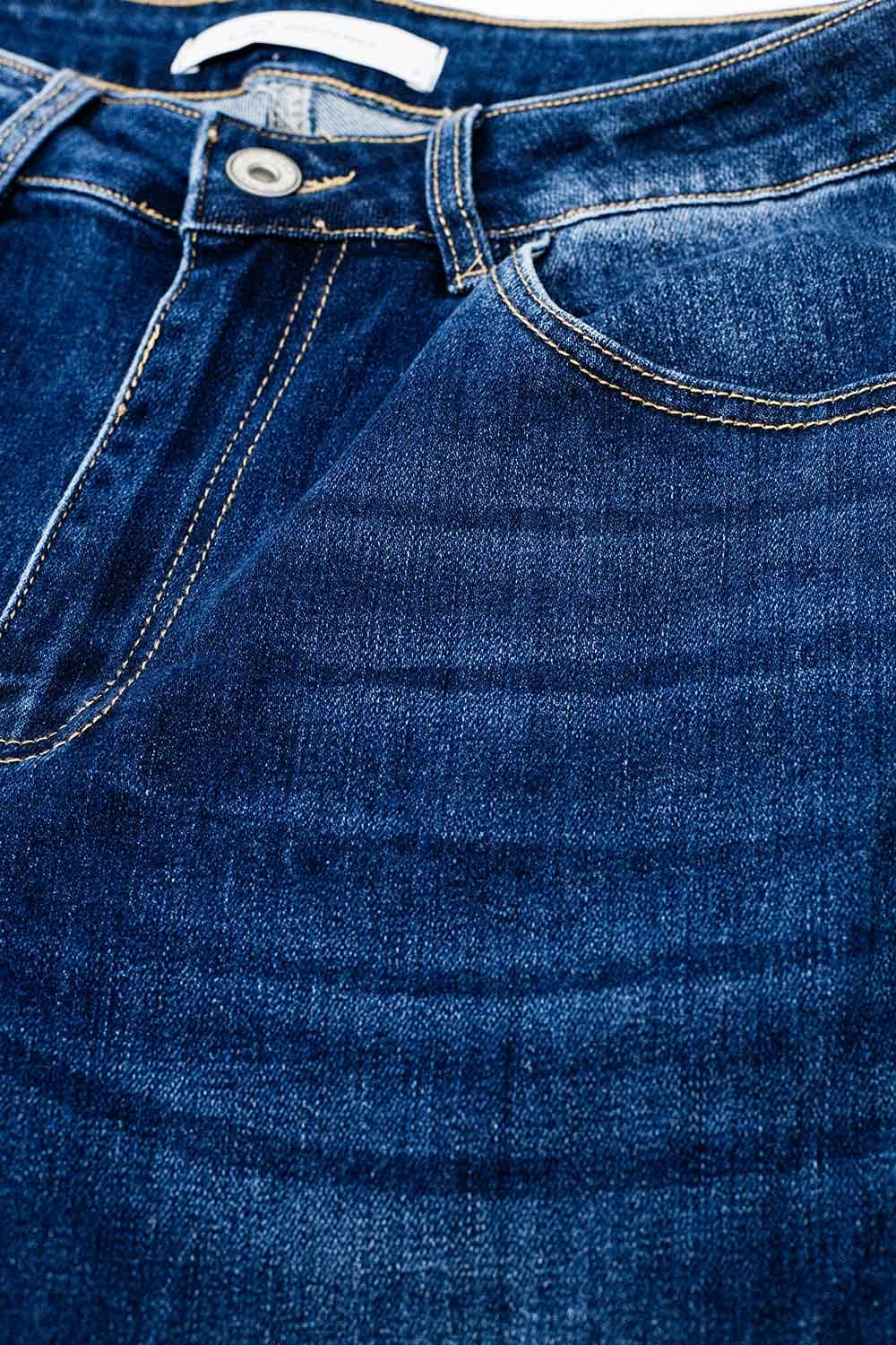 Jean droit bleu à coutures apparentes