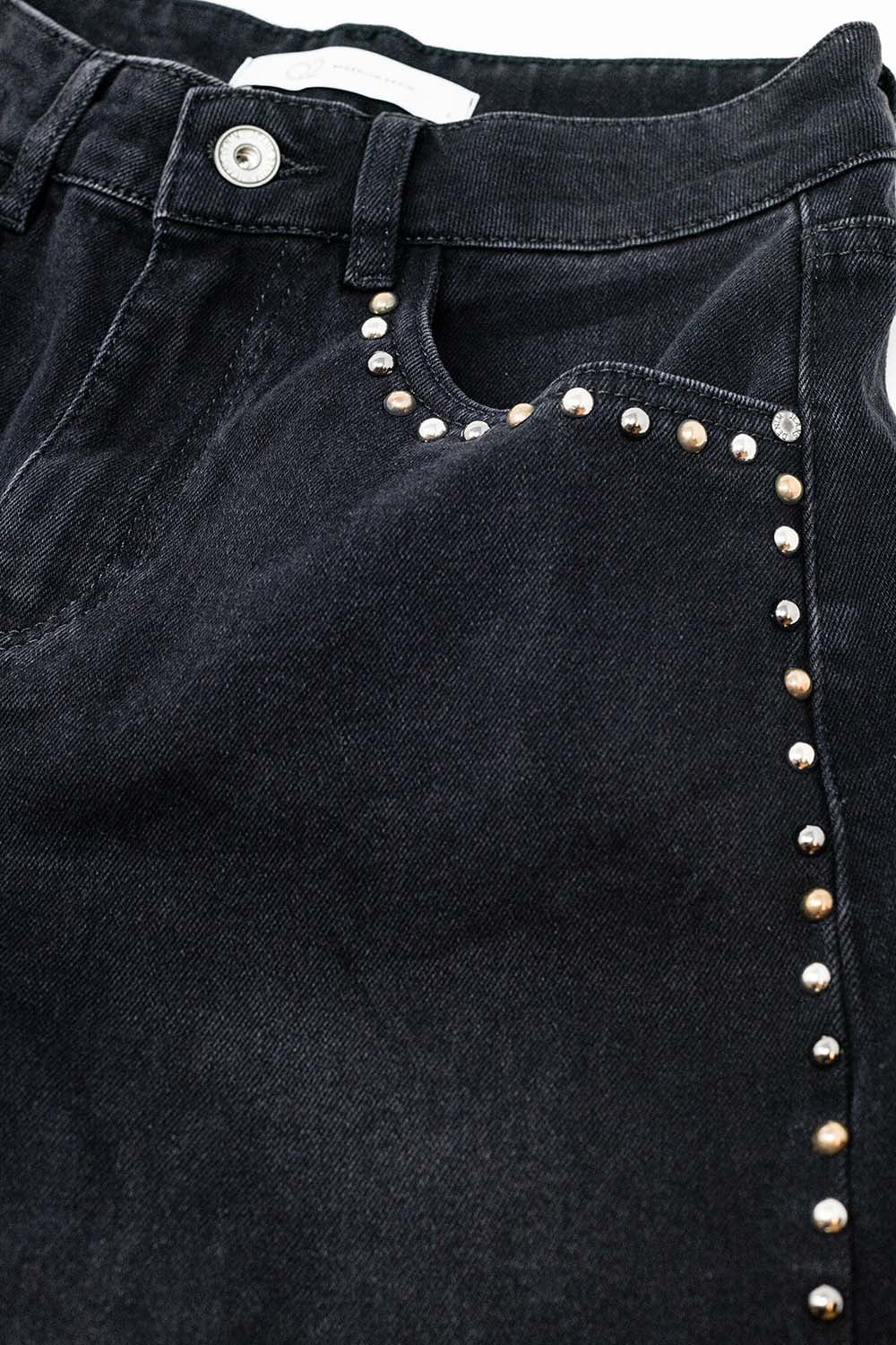 Jean droit avec bordure de clous sur le bord de la jambe en noir