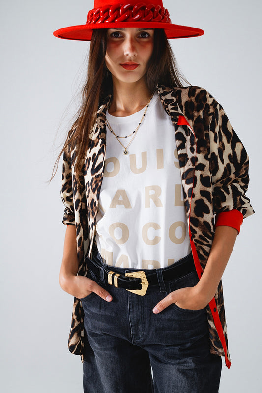 Chemise léopard avec patte de boutonnage rouge et manches rouges