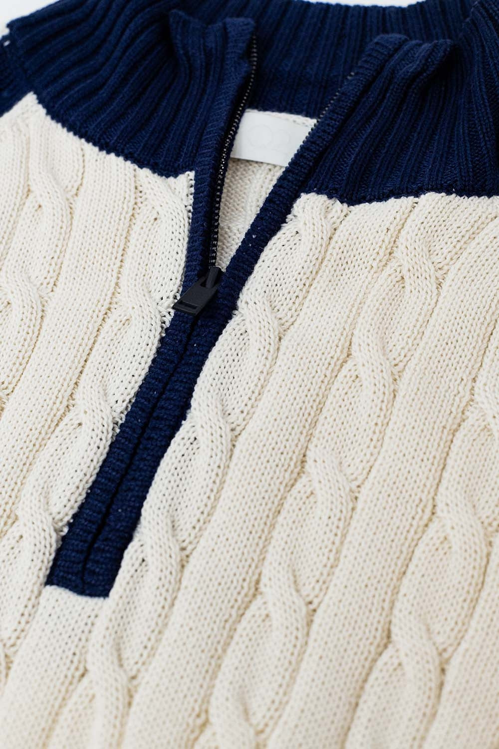 pull cropped blanc et marine avec fermeture éclair au niveau du cou