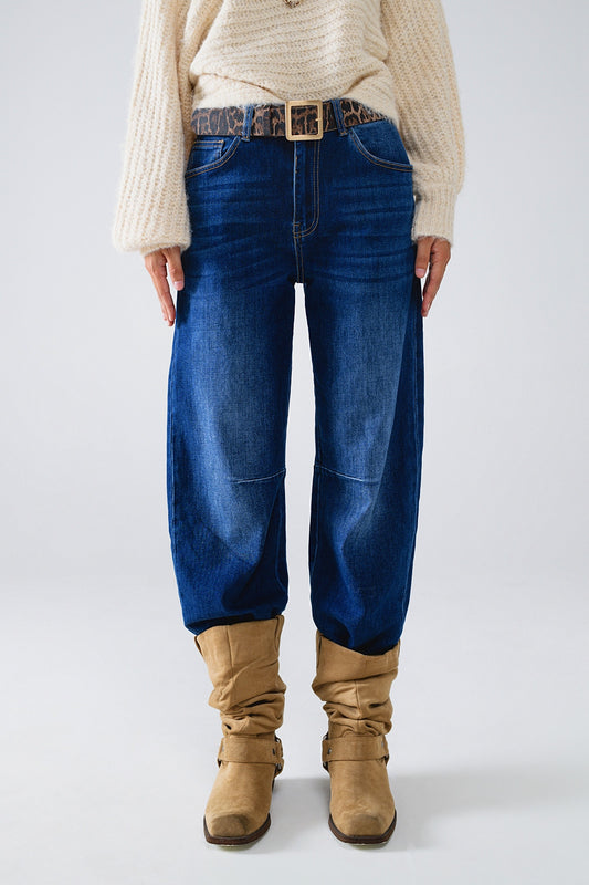 Jean droit bleu à coutures apparentes