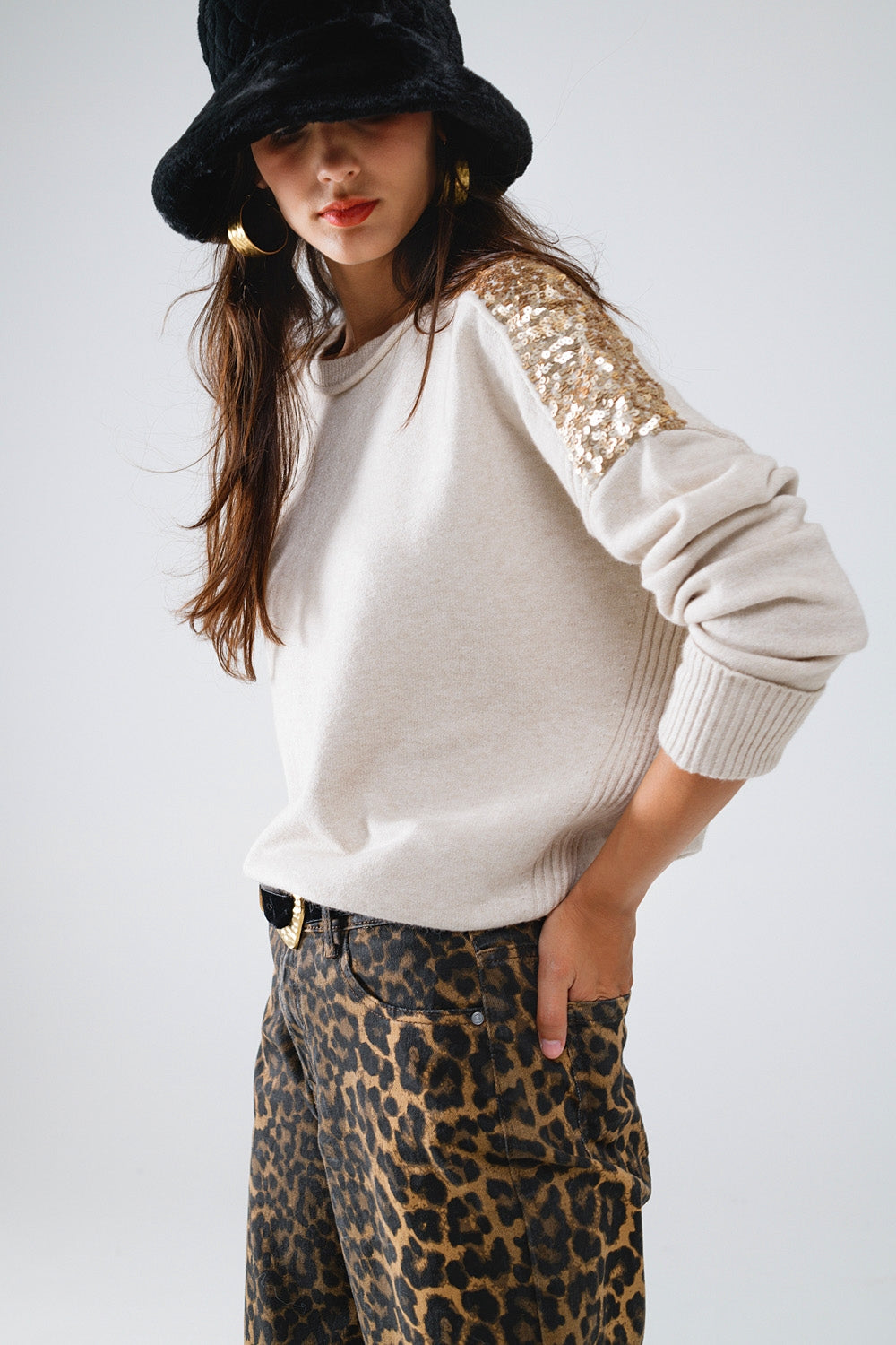Pull beige à manches longues avec paillettes sur les épaules