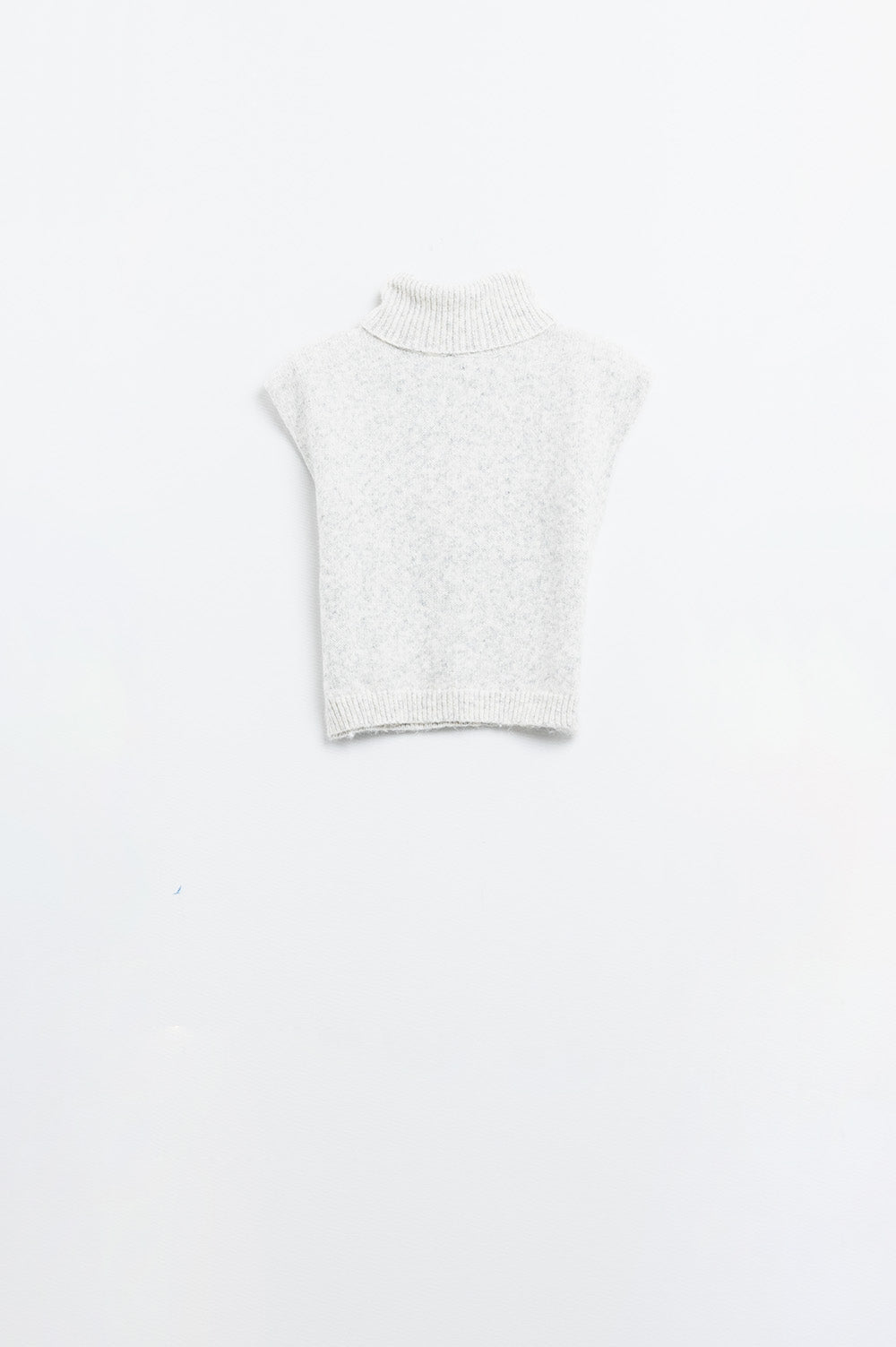 Pull douillet sans manches à col roulé en gris