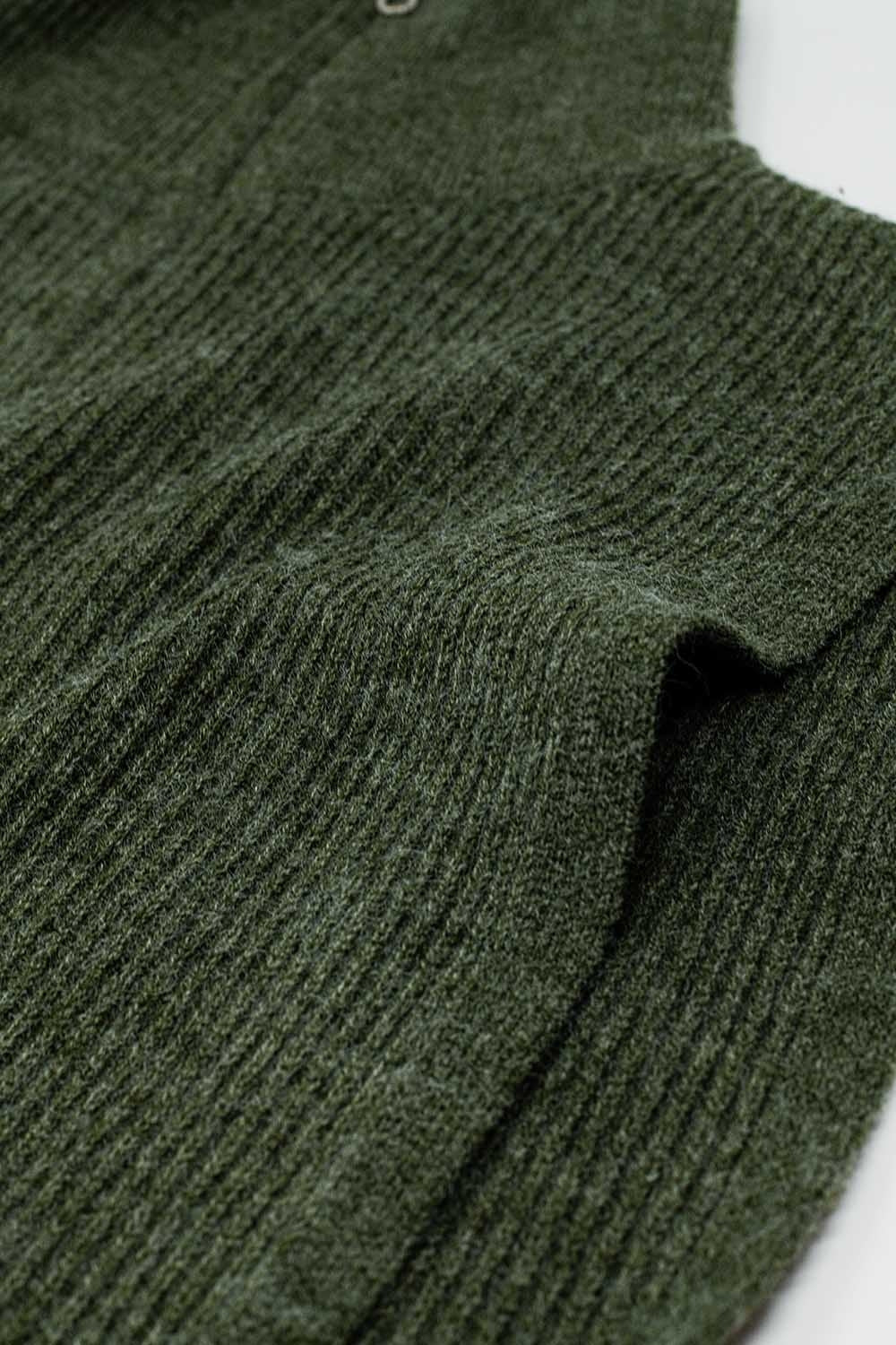Pull vert sans manches à col roulé avec fermeture à glissière