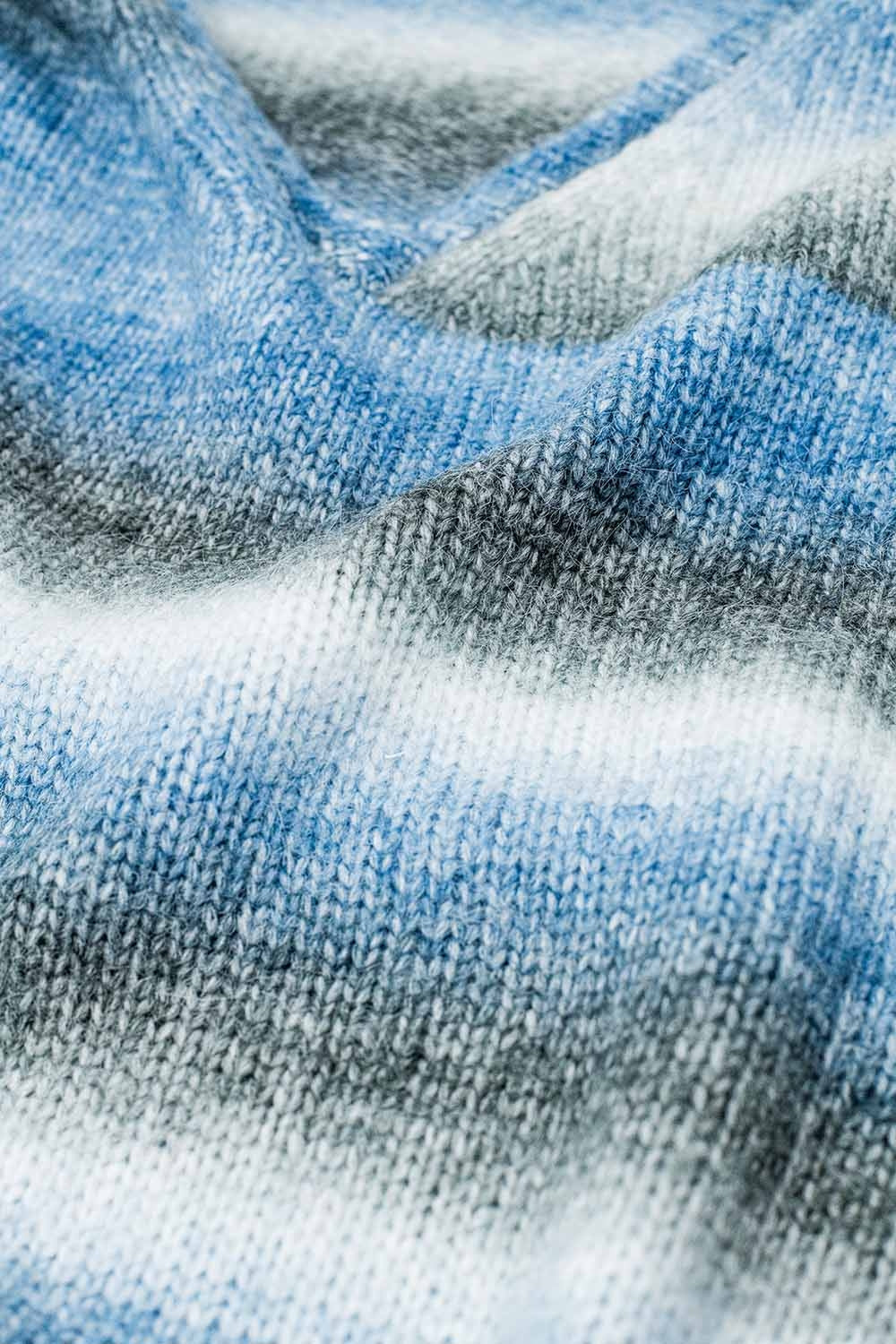 Pull ample à col en V et à rayures bleues et grises