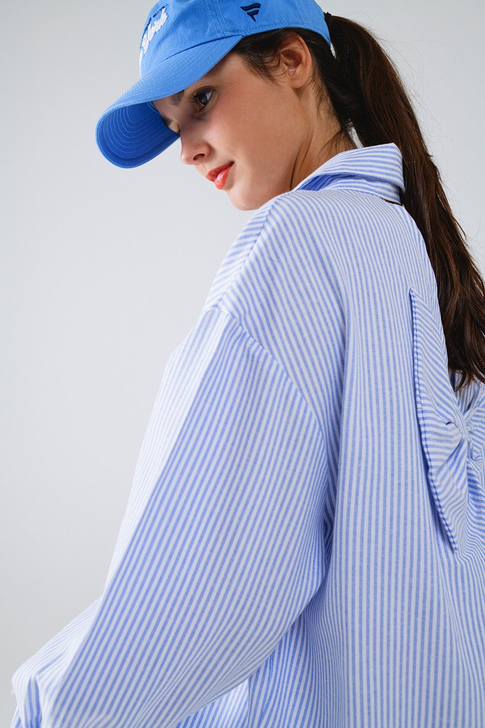 Chemise oversize en popeline rayée avec nœud en bleu et blanc